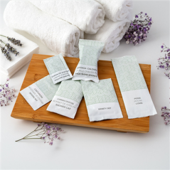 KIT DE COUTURE EN SACHET BLANC 'THERAPY' 6X10,5 CM (250 UNITÉ)